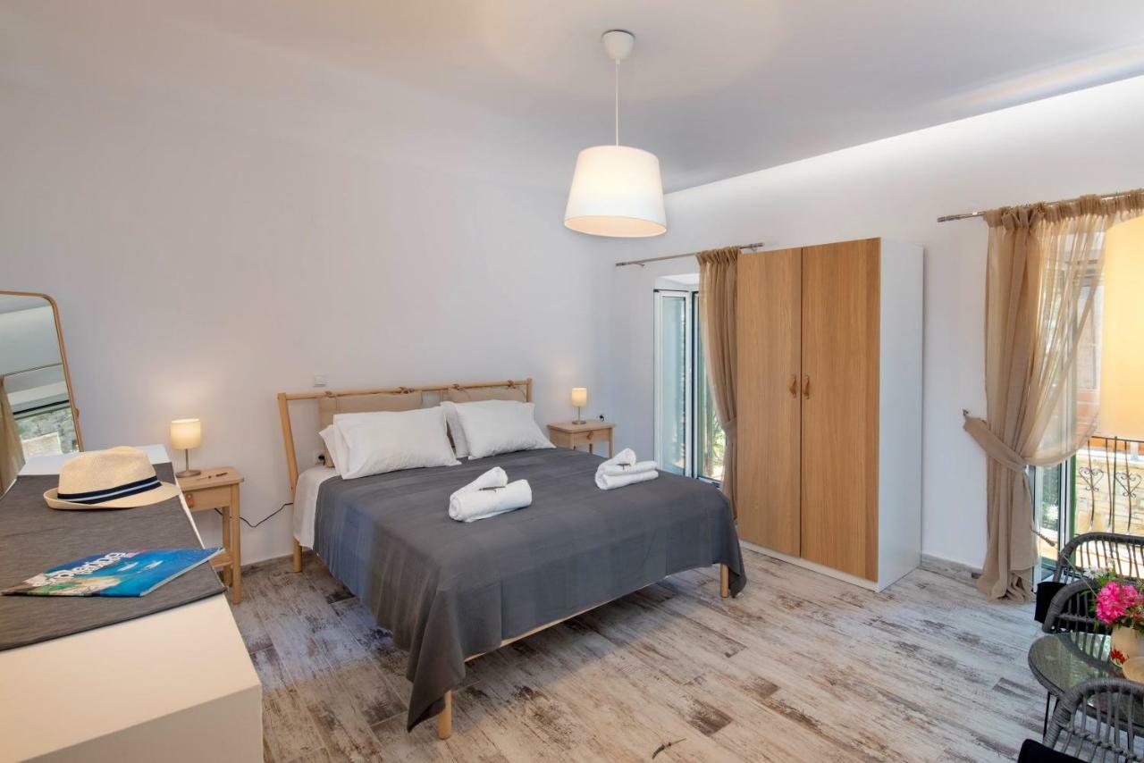 Loggos Couple Suite By Konnect Longós Dış mekan fotoğraf