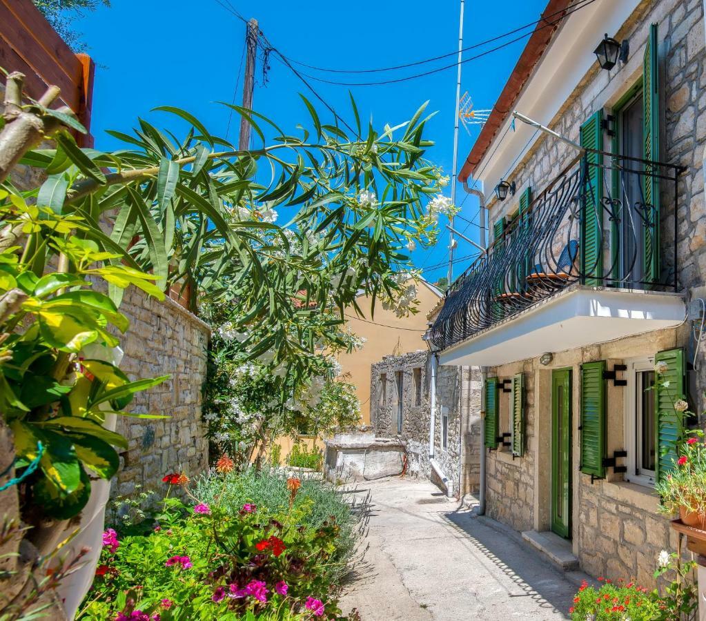 Loggos Couple Suite By Konnect Longós Dış mekan fotoğraf